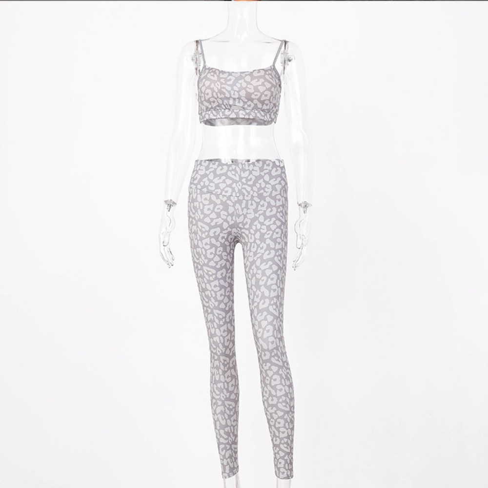 ๐ค Emma Gray Leopard Print Workout Set ๐ค - Picture 10 of 15